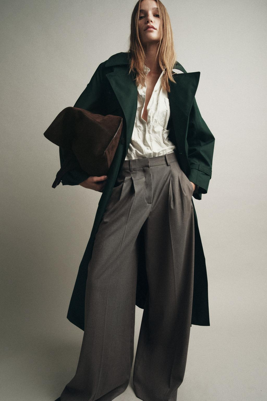 PANTALÓN DE PINZAS CON PERNERAS LARGAS