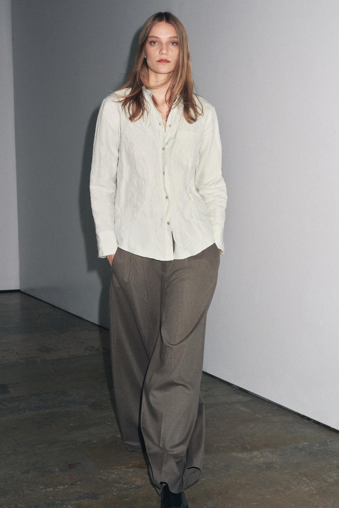 PANTALÓN DE PINZAS CON PERNERAS LARGAS