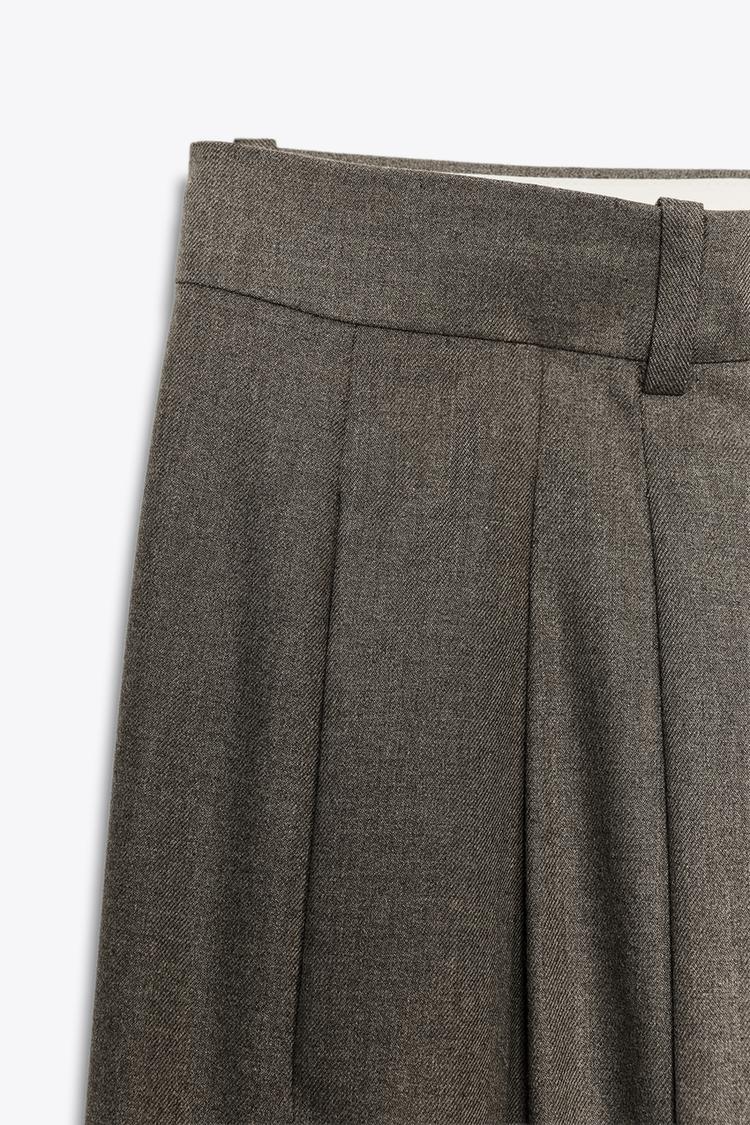 PANTALÓN DE PINZAS CON PERNERAS LARGAS